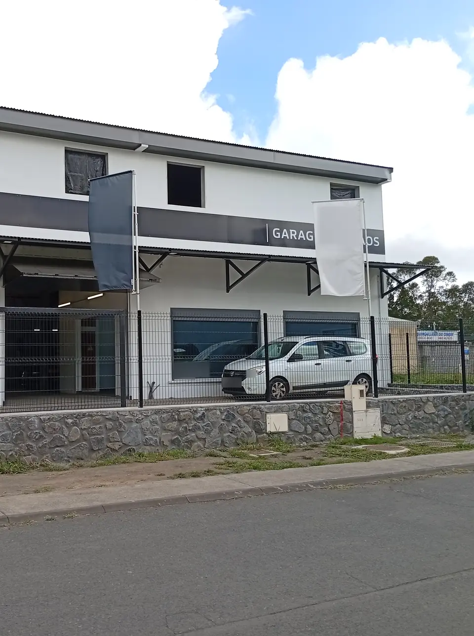 La façade du Garage Le Cilaos, rue Raymond Vergès : l’entrée de l’atelier sous l’enseigne du garage.